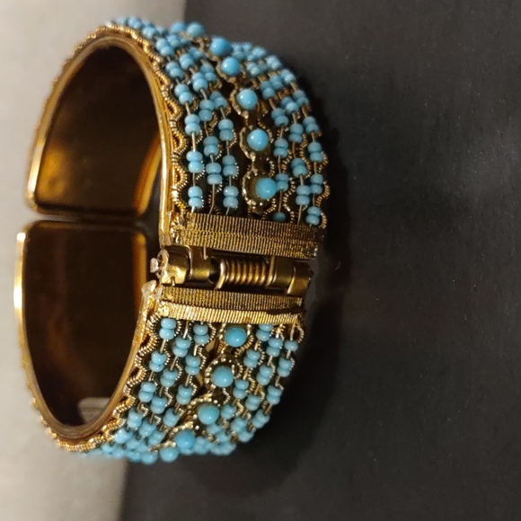 WIDE TURQUOISE COLORED BEADS WITH GOLD WIRE HINGED BRACELET - Picture 3 of 5